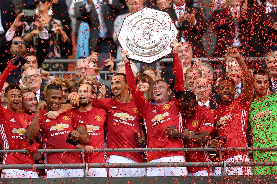 Mu vuot troi tai Community Shield